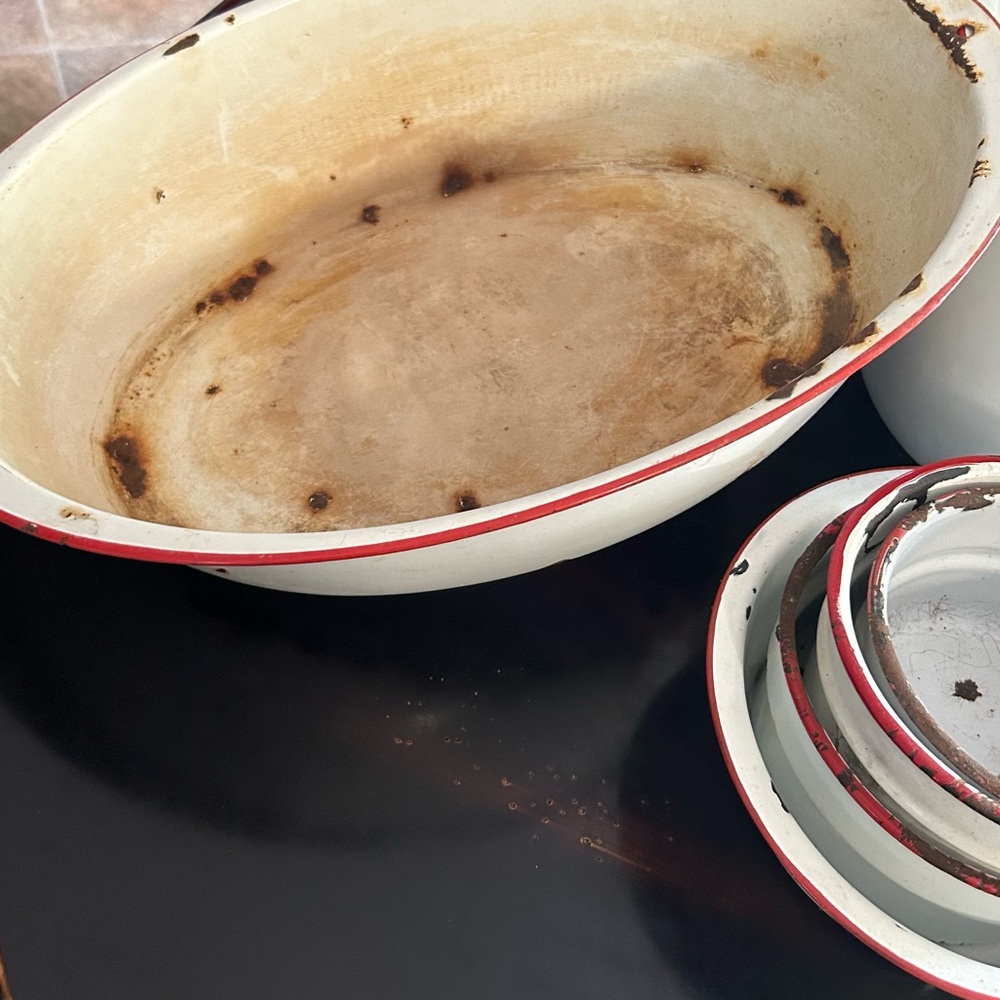 Mid century 1950’s 12 pieces, white enamelware with red rims. Chippy and rusted - Picture 2 of 6